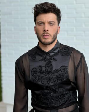 Blas Cantó Instagram - Saliendo de casa, sencillito… en camino para celebrar el 5º Aniversario de @atresplayer 💫 

💎 @swarovski 
👖 @tamara_press 
👕 @adriandelmaestre 
🔝 @jorgede.alvarez 
Estilismo: @jairovilladaj