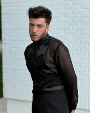 Blas Cantó Instagram - Saliendo de casa, sencillito… en camino para celebrar el 5º Aniversario de @atresplayer 💫 

💎 @swarovski 
👖 @tamara_press 
👕 @adriandelmaestre 
🔝 @jorgede.alvarez 
Estilismo: @jairovilladaj