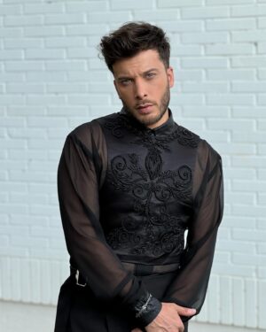 Blas Cantó Instagram - Saliendo de casa, sencillito… en camino para celebrar el 5º Aniversario de @atresplayer 💫 

💎 @swarovski 
👖 @tamara_press 
👕 @adriandelmaestre 
🔝 @jorgede.alvarez 
Estilismo: @jairovilladaj