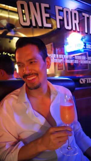 Bloom Varin Instagram - Let’s take one for the critic wannabe. 

📸 @petchiiiiiii 
สุราในมือยืมมาจากยัยบัว (pun intended) @yaibuaa 

ขอบคุณสำหรับน้ำดื่มดับกระหายท่ามกลางทะเลทรายซาฮาร่า
ปราศจากสองท่านนี้ ข้าพเจ้าคงผ่านมิวสิคัลแรกในชีวิตที่เพิ่งจบลงไปไม่ได้แน่