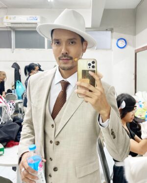 Bloom Varin Instagram - สวัสดีครับ ผมชื่อบิลลี่ ฟลินน์
เจอกันที่ละครเพลงชิคาโก้ มิวสิคัล วันพรุ่งนี้ที่โรงละครเอ็มเธียเตอร์
ตอนทุ่มครึ่งนะครับ! ❤️🤍❤️🤍❤️