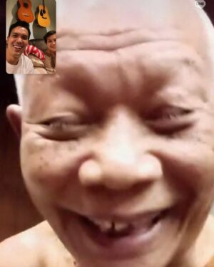 Bloom Varin Instagram - A friend in need is a friend indeed.
หลวงพ่อของข้าพเจ้าผู้มักจะโทรมาหาในช่วงเวลาอันแปลกประหลาด 

นับแต่ปี 2013 ที่ได้รู้จักกับหลวงพ่อมา นี่ก็เป็นเวลากว่าสิบปีแล้วที่หลวงพ่อไม่เคยหยุดทำให้ประหลาดใจ ท่านเป็นมนุษย์ที่ข้าพเจ้ามักจะบอกกับคนใกล้ตัวเสมอว่าเหมือนกับท่านไม่ได้มาจากดาวดวงนี้ 

ท่านบวชตั้งแต่อายุ 13 เป็นสามเณรรูปแรกของหลวงปู่ชาผู้เลื่องชื่อ แต่กระนั้นท่านก็หลีกเร้นนับตั้งแต่สำนักสงฆ์ป่าพงเริ่มก้องไกรในชื่อเสียง จวบจนปัจจุบันพระอาจารย์ฝรั่งลูกศิษย์หลวงปู่ชาล้วนแล้วแต่เป็นที่นับถือ เรียกศรัทธาปสาทะแก่ศาสนิกมากมาย แต่หลวงพ่อไพฑูรย์นั้นยังคงหลีกเร้น อยู่อย่างสงบเรื่อยมาในอาวาสของท่าน 

ด้วยวัย 79 ปี ท่านเริ่มใช้ไลน์เป็น เริ่มปฏิสันถารและปรับตัวให้เข้ากับเทคโนโลยีสมัยใหม่ด้วยการเทศน์ออนไลน์ผ่านเฟซบุ๊คไลฟ์มาตั้งแต่เมื่อไหร่ข้าพเจ้าก็ไม่แน่ใจเพราะกิจการงานนั้นรัดรึงตัว หันมาเจอเฟซบุคอีกทีราวปีก่อนก็เห็นท่านใส่ไมโครโฟนไลฟ์ในเฟซบุค พูดธรรมะสอนเรื่องให้รู้จักความตายแบบที่ข้าพเจ้าคุ้นหูในข่วงพรรษากาล 2556-2560 ที่ข้าพเจ้าได้อยู่กับท่านและได้ยินจนชินแล้ว

หลวงพ่อเป็นมนุษย์มหัศจรรย์ของข้าพเจ้าด้วยเหตุผลง่ายๆประการหนึ่ง คือท่านเรียกข้าพเจ้าด้วยชื่อเล่นที่ชัดถ้อยชัดคำ “บลูม” ไม่ใช่ “บูม” ไม่ใช่ “บูล” ไม่ใช่ “บลู” และไม่ใช่ “บรูม” อย่างที่ข้าพเจ้าแหนงหน่ายด้วยถูกเรียกผิดแทบทั้งชีวิต ทั้งที่ท่านเองเกิดและโตที่อีสาน เว่าลาวมาตลอดชีวิต แต่ท่านเป็นหนึ่งในจำนวนไม่กี่คนในขีวิตของข้าพเจ้าที่เรียกชื่อข้าพเจ้าถูกต้องชัดถ้อยชัดคำทุกครั้งตลอดเวลาที่รู้จักกับท่านมานี้

“Bloom” บลูม ที่แปลว่า เบิกบาน 
ซึ่งพ่อแท้ๆของข้าพเจ้าเป็นคนตั้งให้เอง 
อนุมานว่าด้วยความที่ท่านเป็นครูสอนภาษาอังกฤษก็น่าจะใช่

ความมหัศจรรย์ประการอื่นๆข้าพเจ้าไม่ใคร่จะสาธยายตรงนี้เพราะหาใช่ที่ แต่กล่าวได้เพียงว่าท่านคือเหตุผลที่ข้าพเจ้าอยู่ในร่มผ้ากาสาวะได้นานกว่าที่คนธรรมดาจะเข้าใจได้ ในวัย 30 ต้น ข้าพเจ้าเดินตามท่านต้อยๆ เป็นพระนวกะผู้อุปัฏฐากพระมหาเถระวัดป่าในวัดเล็กๆแถบอีสาน มีชีวิตที่สุขร่มเย็นแต่ในที่สุดก็ได้ลาสิกขามาเวียนว่ายในวังวนอีกรอบ

กระนั้นสายสัมพันธ์ระหว่างข้าพเจ้ากับท่านหาได้จืดจางลงไม่ ข้าพเจ้ายังคงแวะเวียนไปหาท่านที่อุบล และบ่อยครั้งท่านก็รับนิมนต์มาเทศนาบรรยายธรรมที่สวนโมกข์กรุงเทพบ้าง บางครั้งก็มารับบิณฑบาตตามมหาวิทยาลัย รามคำแหงบ้าง ธรรมศาสตร์บ้าง

ที่ๆออกจะพิลึกกว่าที่อื่นๆก็คือที่โรงละครเอ็มเธียเตอร์ ในคำรบนั้นท่านมาพร้อมกับพระวัดป่าสายกัมมัฏฐานอีกหลายสิบรูป

…