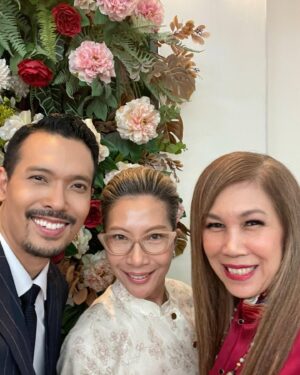 Bloom Varin Instagram - ขอบคุณพี่ตาและพี่อ้อมากๆเลยครับที่แวะมาชมชิคาโก้เดอะมิวสิคัล ❤️🖤🙏🏻