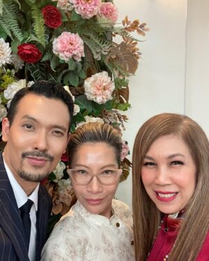 Bloom Varin Instagram - ขอบคุณพี่ตาและพี่อ้อมากๆเลยครับที่แวะมาชมชิคาโก้เดอะมิวสิคัล ❤️🖤🙏🏻