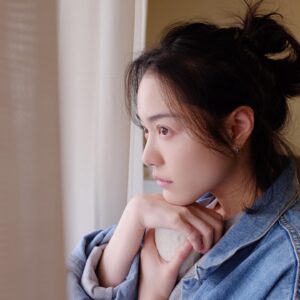 Blue Lan Instagram - 上一次的表演課已經是至少三四年以前的事了
上一次比較完整的接觸一部戲劇長片也是三四年以前的事了
5/8
要上表演課的前一天
心裡有一點緊張和雀躍
從下午兩點讀劇本讀到晚上十一點
每個人的台詞每個三角形都盡量把它唸出來
希望5/9的表演課可以有很棒的交流
當天老師依據劇本的段落選擇了不同類型不同感覺的音樂
我們從看著自己的手開始
看著手指、掌心、紋路、這雙手陪著我們經歷的事、完成過的事
然後讓手劃圈流動
從手指、到手掌、到手肘、到關節、到全身
我們與自己的身體互動
與環境互動
也與音樂互動
然後與彼此互動
沒有劇本沒有框架
只有音樂、自己的想像、和對方
用不說話的方式
讓感受建立了我們的默契
從來自不同手指各自畫出的圓
發展成為人或是某種有感知的生命
經歷了世間悲歡離合
再成為互相纏繞的手指
共同化為最初的圓

這堂課4個小時
做完這個練習時休息10分鐘
看一下時間居然才過不到1小時
看來人生的長短真的不在年而在經歷
最後我們分享心情
也聊了劇本
得到了一點安心和信心
希望能不愧對丞晞這個名字的意義
「輔佐君王破曉」
讓每個選擇與我合作的人都能有很棒的結果

謝謝劇組安排的課程
謝謝上課老師 @drama1st 
謝謝上課夥伴 還不知道能不能公布就先保密好了