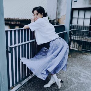 Blue Lan Instagram - 很久沒有穿上美麗的衣服、畫上精緻的妝容出現在公眾面前，因為有和平歸來團隊，因為有公視團隊、因為有經紀人與背後的團隊，因為有眾多無名者的付出，讓戲能夠拍完、可以成片、被曝光、被討論，讓我們能夠擁有一剎那的耀眼，今年是SARS第20年，汪製作在記者會上提到，歷史會被淡忘，但希望這部戲能讓那些英雄被記住。嗯，致在自己的路上頂天立地卻平凡普通的人。

「和平歸來」播出時間為3/18公視PM8:00，同時國橋官網（https://www.islandnation.tw/ ）也已經開始販售，再請多多指教。

Makeup/
Pritimakeup jimmy
@pritimakeup_jimmy 

Accessory: Earring、Bracelet/
以覺學 INTZUITION
@intzuition_urbanjewelry 

TOP、Dress/
UUIN
@uuin_official 

#和平歸來 #國際橋牌社 #許莉美 #護理師  #拾光創藝所#imblueandu