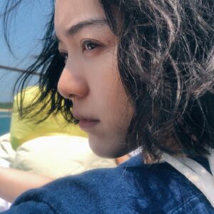 Blue Lan Instagram - 阿米斯音樂節，一個令我念念不忘的音樂節，舉辦於台灣臺東縣都蘭，為台灣首創以原住民族文化為主體的音樂節，我鍾愛的它偏偏很有個性，每三年休息一年，疫情開始後更是延辦至今，今年2023年，隨著口罩徹底解封，阿米斯音樂節也終於準備好迎接大家了。我去過一些跟音樂相關的活動，其中包括毎年8月於日本茨城縣舉辦的Rock in Japan、鼓勵大家在草原奔跑擁抱陽光的台灣漂遊者森林音樂祭等等，不過幾次參與我總是有點不好意思，因為我聽的樂團不是那麼多，只好試圖在這個氛圍中找到跟大家共振的機會，找到歸屬自己的所在，就好像下班的上班族，一方面想去什麼地方晃晃解壓練習當現充，一方面又會擔心自己是否能融入那樣專屬於某種群體的環境。

2019年第一次去阿米斯音樂節的時候，慢熟思慮多的我一樣懷著惴惴不安的心搭上火車，一樣杞人憂天的行前焦慮，不一樣的是，來到這裡，可能是因為都蘭這片土地，也可能是原住民的魔力，我感到相當自由，我不需要屬於任何同時也能加入任何，這種輕鬆的感覺好奇怪啊，帶著這樣的心情我在場地兜轉了一大圈才發現，阿米斯音樂節會邀請來自國內外各族群部落代表參與，連結台灣與世界各地的原住民文化，我才恍然大悟或許就是這份根深蒂固的包容性與多元性帶我在這裡找到歸屬。

#2023阿米斯音樂節 將在10/8、10/9於都蘭重啟，你可以去走走，感受看看你的感受是不是跟我的一樣或是不同，而不管怎麼樣都好，因為你本來就沒有一定要屬於任何，你可以安心的只做一個觀察者，觀察著這群人如何在自己的土地開起自己的花。

疫情期間影響了阿米斯音樂節的舉辦，同時打擊了策展人舒米恩的表演收入，為了文化延續能夠生生不息，目前集資如火如荼進行中，如果你有興趣也願意支持，可點選相關連結了解🫶🏻

🌼集資網站：https://reurl.cc/p6DmmZ
🌼官方臉書：https://www.facebook.com/Amismusicfestival?mibextid=LQQJ4d
🌼IG：@amismusicfestival 

#2023阿米斯音樂節 
#在自己的土地上長出自己的花
#重啟阿米斯音樂節