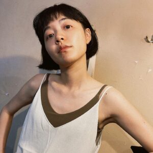 Blue Lan Instagram - 上個禮拜帶著珍珠耳環和絲巾回家，耳環給了媽媽，絲巾給了阿嬤，我記得媽媽的氣質很適合珍珠，膚色適合金色飾品，所以選擇了一個金色圓圈掛著一顆珍珠的簡約耳飾，適合打扮簡約樸素的她。阿嬤80幾歲了，但還是會騎機車，也會隨著子孫出門玩，我記得愛漂亮的她都會綁著一條小小的絲巾在脖子上，所以我挑了一條有玫瑰圖樣一面是灰藍色調，一面是灰紫色調的55x55公分的絲巾給她。這個週末我南下來到婆家，她因為工作性質沒有戴飾品的習慣，我帶了一箱莓果康普茶給長期勞累身體欠佳的她。

我身邊的這幾個女人，都不是貴婦命，但都對不容易的人生努力投以笑容。祝所有認真生活的女力母親節快樂。

💐