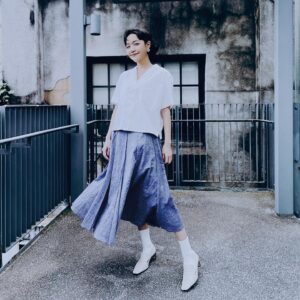 Blue Lan Instagram - 很久沒有穿上美麗的衣服、畫上精緻的妝容出現在公眾面前，因為有和平歸來團隊，因為有公視團隊、因為有經紀人與背後的團隊，因為有眾多無名者的付出，讓戲能夠拍完、可以成片、被曝光、被討論，讓我們能夠擁有一剎那的耀眼，今年是SARS第20年，汪製作在記者會上提到，歷史會被淡忘，但希望這部戲能讓那些英雄被記住。嗯，致在自己的路上頂天立地卻平凡普通的人。

「和平歸來」播出時間為3/18公視PM8:00，同時國橋官網（https://www.islandnation.tw/ ）也已經開始販售，再請多多指教。

Makeup/
Pritimakeup jimmy
@pritimakeup_jimmy 

Accessory: Earring、Bracelet/
以覺學 INTZUITION
@intzuition_urbanjewelry 

TOP、Dress/
UUIN
@uuin_official 

#和平歸來 #國際橋牌社 #許莉美 #護理師  #拾光創藝所#imblueandu