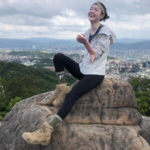 Blue Lan Instagram - 4/5
金面山登山口在內湖區環山路一段136巷底，海拔258公尺，因其中的安山砂岩含有石英，經太陽照射會閃閃發光，故稱金面山。簡易路線是到剪刀石山後回程，腳程快一點20分鐘可到達。久聞金面山有大岩壁，懼高的我一直不敢挑戰，但是想到明年想要安排的雪山行，這岩壁得拿下，一旁有粗壯的繩索讓不是羚羊屬性的登山者方便攀爬，像我一樣對繩索強烈依賴的還是建議備手套避免刮傷，小廢藍整路掛在繩索上不敢挺起身子，沿途禮讓了很多山者先行，小朋友也一點面子不給的超我車，最後大概花了一小時到達了剪刀石山，你說我怎麼沒有在剪刀石山那個凸出來下面就是懸涯的石頭拍網美照？要你管我才不要上去(´°̥̥̥̥̥̥̥̥ω°̥̥̥̥̥̥̥̥｀)

現在的日常，重訓持續著，也安排了陽明山分段縱走和大縱走的訓練，下一次再挑戰金面山，就是走回士林的時候，到時候要挺起胸膛站起來！

第一個登山包 @amouter #hanchor 
唯一雙登山鞋 #lowa 
水壺 #kinto

#金面山 #爬山 #大岩壁 #剪刀石山 #climbing #hiking