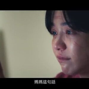 Blue Lan Instagram - 10/12

《遠傳醫護篇》

https://youtu.be/DMqZAdHZWw8

-
劇組在一旁忙進忙出準備拍攝防護衣的橋段
我將防護衣一層一層穿上做好預備
隨著穿著時間一分一秒過去
汗水逐漸從我本來不易流汗的身體、臉頰毛孔滲出
我可以感覺到裡面的衣服都是汗
髮型師注意到了將他的隨身小風扇借我吹希望有所緩解
然而我找不到什麼能將風吹進去的地方
一切密不透風
與此伴隨的是壓在耳朵跟鼻樑上的口罩和眼罩
以及久壓後傳來的疼痛感
事實上只要穿戴10分鐘不到就已經很不舒服

「像打仗一樣」

為了保護自己好照護病患
我難以想像疫情巔峰時這些護理天使是如何度過
而保護了所有陌生人卻沒能回家保護自己的家人
又是何種難以言喻的無奈

謝謝遠傳、代理商、以及劇組給我這個角色
讓我有機會實習人生百態

明天要打第一劑了
謝謝前線

#廣告 #tvc #遠傳電信 #醫護 #防疫 #2021
#藍丞晞 #藍藍 #blue #imblueandu