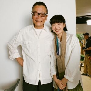 Blue Lan Instagram - 這樣的年齡跟經歷差距，我不知道該不該在別人的提醒下偽裝成某種樣子好跟你相處，或是從旁人對你的描述把你想像成難相處的大魔王

但是從你不計較那是個週末（即使我多麼想擁有週末），還是安排了一場二次試鏡，並且親自下凡來指導看戲開始，我又怎麼有怨言，我又何必保留

我就要用力奔跑啊
一遍遍把紙上的文字放到器官裡、放到肝心腦呼吸中，再給眼睛耳朵鼻子嘴

你會的我不會，所以我很認真聽懂你，用你的方式跟你交換，謝謝你也用了我的方式跟我交換，我們應該度過了很愉快的兩天，因為你經常在笑，還哈哈大笑，差點沒把跟你共事十幾年的老夥伴嚇壞，不得不說這可是我的苦勞，彩衣娛親了都。對了，你把片場的氛圍打造的像家，還聽你跟人家說雖然是搭景但不要平面的，要像一個真正的家，你應該不知道，剛好很像我的家。

這位是周格泰導演，我是藍丞晞，輔佐君王破曉的意思，是本名。

#周格泰
#ktv切歌王 （雖然真的很好看，但 #拖台錢不然怎麼辦）

Photo/ @alison_0828 
Contact / #拾光創藝所 @luster_seeker_official