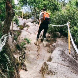 Blue Lan Instagram - 4/5
金面山登山口在內湖區環山路一段136巷底，海拔258公尺，因其中的安山砂岩含有石英，經太陽照射會閃閃發光，故稱金面山。簡易路線是到剪刀石山後回程，腳程快一點20分鐘可到達。久聞金面山有大岩壁，懼高的我一直不敢挑戰，但是想到明年想要安排的雪山行，這岩壁得拿下，一旁有粗壯的繩索讓不是羚羊屬性的登山者方便攀爬，像我一樣對繩索強烈依賴的還是建議備手套避免刮傷，小廢藍整路掛在繩索上不敢挺起身子，沿途禮讓了很多山者先行，小朋友也一點面子不給的超我車，最後大概花了一小時到達了剪刀石山，你說我怎麼沒有在剪刀石山那個凸出來下面就是懸涯的石頭拍網美照？要你管我才不要上去(´°̥̥̥̥̥̥̥̥ω°̥̥̥̥̥̥̥̥｀)

現在的日常，重訓持續著，也安排了陽明山分段縱走和大縱走的訓練，下一次再挑戰金面山，就是走回士林的時候，到時候要挺起胸膛站起來！

第一個登山包 @amouter #hanchor 
唯一雙登山鞋 #lowa 
水壺 #kinto

#金面山 #爬山 #大岩壁 #剪刀石山 #climbing #hiking
