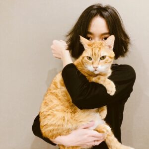 Blue Lan Instagram - 靴靴，陪伴我16年的貓，前陣子患了貓咪的甲狀腺亢進，這是一個吃藥不會痊癒的病，有時候可能數字上看來控制住了，但事實是甲亢的併發症隨時會帶走牠的命，甲狀腺組織仍持續增生，時常血檢調整藥物與器官狀態將是常態，並且得吃一輩子的藥。

在這個病的初期我們先是吃藥控制，但吃藥導致肝反應不好，經常嘔吐腹瀉，這有可能引發死亡，因此改塗耳劑，有的醫師認為耳劑的副作用其實跟吃藥差不多，但我相信因貓而異，而在靴靴身上剛好就有差異，沒多久數字控制住了。

期間我查找許多資料，發現目前貓甲亢唯一能痊癒的可能是放射碘治療，而台灣剛好在2021年底成功通過原能會審核，由台中喵屋診所引進了這個治療方案，這是一件很不容易的事，因為進行放射碘治療需要鉛隔離病房，需要一個真正完全徹底隔離人與貓與環境的獨立空間，意味著這需要土地、需要房子、需要錢，並且還需要專業，更需要勇氣。

我翻看喵屋周醫師的文章決定寄信給她，經過重重諮詢、討論、判斷，同時控制著靴靴的病情，在醫生確定牠高機率可接受治療後，我們帶著牠到台中，交給醫生現場檢查，並且破釜沈舟的決定，如果當下檢查可治療就直接把牠留下，如果不行就帶回台北，把握分秒，陪牠走完老天憐憫的未知的時光。這個決定真的真的很困難，生病老貓的健康瞬息萬變，這一切發生在牠病情控制住後僅僅一個月，這一個月我沒能睡覺，膝蓋也因餵食跪的瘀青累累，人憔悴又無助，而台灣，只有30隻貓接受過這個治療，但我沒有時間猶豫、沒有時間恐懼，牠更沒有時間等我懦弱。

今天距離牠完成治療已經過了半年多，中間經歷兩次追蹤檢查，三個月一次，前幾天牠迎來了非常漂亮的身體數值，我想終於可以跟大家分享這個治療紀錄了。

下一篇：貓咪甲狀腺亢進治療歷程

#喵屋貓咪專科醫院
#甲亢 
#甲亢貓