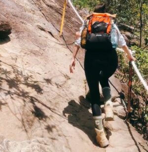Blue Lan Instagram - 4/5
金面山登山口在內湖區環山路一段136巷底，海拔258公尺，因其中的安山砂岩含有石英，經太陽照射會閃閃發光，故稱金面山。簡易路線是到剪刀石山後回程，腳程快一點20分鐘可到達。久聞金面山有大岩壁，懼高的我一直不敢挑戰，但是想到明年想要安排的雪山行，這岩壁得拿下，一旁有粗壯的繩索讓不是羚羊屬性的登山者方便攀爬，像我一樣對繩索強烈依賴的還是建議備手套避免刮傷，小廢藍整路掛在繩索上不敢挺起身子，沿途禮讓了很多山者先行，小朋友也一點面子不給的超我車，最後大概花了一小時到達了剪刀石山，你說我怎麼沒有在剪刀石山那個凸出來下面就是懸涯的石頭拍網美照？要你管我才不要上去(´°̥̥̥̥̥̥̥̥ω°̥̥̥̥̥̥̥̥｀)

現在的日常，重訓持續著，也安排了陽明山分段縱走和大縱走的訓練，下一次再挑戰金面山，就是走回士林的時候，到時候要挺起胸膛站起來！

第一個登山包 @amouter #hanchor 
唯一雙登山鞋 #lowa 
水壺 #kinto

#金面山 #爬山 #大岩壁 #剪刀石山 #climbing #hiking