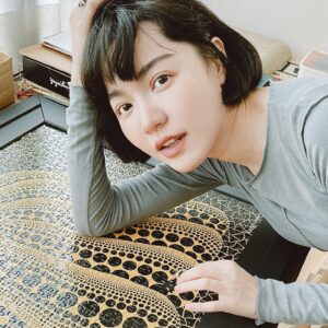 Blue Lan Instagram - 3/5從四個角開始拼，先拼線、再拼半圓、然後是小圓、中圓、大圓，線拼完的時候我看著密集恐懼大小不一的圓心想怎麼可能吶，光是看著這麼多的圓就一陣頭暈，分類都不知道怎麼下手，自棄的逃避了整整3天，最後實在受不了拼圖佔位，把心一橫大不了硬拼一片一片試總能湊上，靜下心來面對這些圓的時候居然也慢慢的找到了排列的規律，拼圓的時間比拼線少了一半，原來在過程中自己也會否定自己，但到頭來能讓自己踩出第一步的也只有自己。

有人跟我說他之前也想拼但感覺很難一直沒有開始，問我會不會很難，我沒有回答這個問題的「答案」，開始，就知道了。

#不要相信自己相信我相信這個相信著你的我 （紅蓮螺巖，2007）

#拼圖 #puzzle #草間彌生 #くさまやよい #南瓜 #pumpkin

（止滑托盤是拼圖好物）