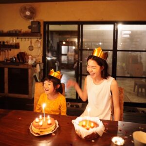 Blue Lan Instagram - 今年沒有倒數日子
也沒有期待或不期待什麼發生
因為剛好今年我的生命特別豐盛
有健身閨蜜每天互相叮嚀運動
和一群牧羊人去長濱不特別做什麼只是一起換個地方生活
沒有工作的時候整理家裡陪伴靴靴擺弄植物
在好朋友用心經營的小農蔬果店買菜
煮著自家的飯和室友一起長命百歲
有工作的時候和經紀夥伴一起爭取打拼
這群牧羊人對我的生命歷程與選擇充滿尊重
我像一顆樹
在這春暖花開的時節嘗試伸展枝條
枝條上冒起芽點
再過不久
希望鳥兒都來
希望花草芬芳

#生日快樂
#遇見愛
#好朋友經營的小農蔬果店是 @fruit_life_2021 
#下一部戲已經在準備
#工作請洽拾光創藝的大錢