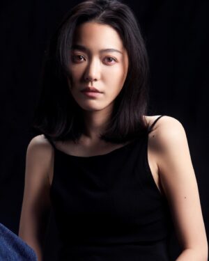 Blue Lan Instagram - 從24歲張狂的說要演戲一輩子到30歲那年我縮了一下
忽然覺得很疲倦很無助很茫然
想要做做別的感覺更穩定的事
我的大學和研所同學都已經在職場上小有成就
感謝他們的關照我得以擁有一些面試機會
然而真的要聘雇看來主管們仍有一些顧慮
現在腳麻了不跑了

jack跟我差不多年紀
選擇了跟我完全相反的路
研所畢業後當了老師又當了公務員
然後30歲這年踏上攝影的接案人生
我如果是他媽可能會打斷他腿骨

然而對我來說我們遇見的時間點很微妙
是一個我們都在追求跟找尋下一個自己的階段
我們不得不開始人生第二個30年
某些層面來說得要放下曾經有達成、沒達成、差一點達成的成就跟心理狀態
接受第一個30年的成績單
我不由得產生一點惺惺相惜
想注視他的背影希望他走的又遠又好
好像深刻相信他好那麼我也就會好

拍攝期間他說
之前拍的都是20出頭歲的妹妹
對演藝圈和表演都還有著巨大的熱情
問我有沒有什麼想法
我不假思索內心羨慕的說那樣很好
我說因為演藝人生
一定會遇到很多順與不順、合與不合、服與不服、真與假、黑與白與灰
日積月累難免產生意志的消磨
嘴巴笨拙沒說出口的則是
如此喜歡表演的這份躁動就是傳說中的初衷
莫忘初衷簡簡單單四個字
貫徹實在一點都不簡單

「一定要找到夥伴」

我第一次反思的時候覺得這一切要當馬拉松來跑
到今天我覺得要當大隊接力來跑
千萬不要一個人跑
你一定會不斷質疑那份空虛和無盡道路
想著終點在哪裡
可是一但過程有夥伴那麼一切都會有趣很多
感謝每一個幕後和每一個幕前
就算不能都記下名字
但當下的心態會決定你在每一次相遇後還能留下什麼

那天我們拍了幾百張照片
最後我選出這張

「我的號碼沒變，想找我演戲的人，隨時都能跟我重新連接起來，時間已經過去很久，不要再浪費了，希望大家多多支持和祝福，謝謝」

-藍藍 藍丞晞-#imblueandu

攝影/ @jackkuo_actor 
妝髮/ @wuyu_______ 
空間/ @westleestudio