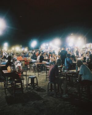 Blue Lan Instagram - 我是基隆人，但我很不喜歡基隆—-
這是一個進步很慢很慢的地方，從我18歲離開到現在，公車更難等了、路樹垂下到需要彎下腰來經過、人行道與車道之間因為路面崩塌變得沒有界限、街道經常看見垃圾和不知明液體、漁港喝醉的老頭一直用髒話問候路人，這是一個一直在老去的城市。

但是走進某些地方，又好像不太一樣，公車變乾淨變新了不會有水瓶在地板溜來溜去，司機開車變溫柔了老人們不用在公車上練蹲馬步、東岸停車場（古稱循環站）不再是治安的死角沒有人需要擔心他會等公車等到被拖去廁所打一頓或被坐一排的小流氓搭訕、海港沒那麼臭了、一些足以代表市容的重要建築變得美觀新穎了、適合假日出遊的地方變多了、當然最重要的是漁港喝醉的老頭說要跳海一直沒跳，這個老去的城市正在把他的老轉化成他獨特的美。

廟口、仁愛市場2樓、和平島、忘憂谷、正濱漁港、海洋科技博物館、外木山、潮境公園、八斗子深澳鐵道自行車、基隆嶼、阿根納造船廠、要塞司令官邸、數不盡的砲台...

在這裡同時可以上山下海、逛街美食、文創知性，縱使我不喜歡基隆，也不得不佩服，內心對他的驕傲跟期盼藏不住的油然而生。

想跟基隆說一句：

加油，我家的房價就靠你了。

7/23～8/28 #島嶼生活節
這個週末來和平島玩吧！
https://www.hpipark.org/2022-island-festival

#島嶼生活 #和平島公園 #基隆 #keelung