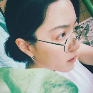 Blue Lan Instagram - 我種過九層塔、迷迭香、甜菊、薄荷、百里香、羅勒、辣椒、黃金葛、常春藤、兔腳蕨、文竹、龜背芋，種植物的過程和結果會讓我感到挫敗、驚喜、困惑、緊張、快樂；學習到觀察、感受、堅持、耐心與放下。

我會忘記當下是烈日當頭還是夜闌人靜，愣愣的盯著土，然後再看著葉子，看完老葉，又接著看嫩芽，直到我覺得，你們到底要說什麼我聽不懂！或是我想我這次應該有聽懂！才甘願離開我的植物。

我覺得，要跟一個生命好好相處，相處到能夠開花結果開枝散葉，沒有別的捷徑，就是瞭解它，每一個階段的它。

#植物 #plants