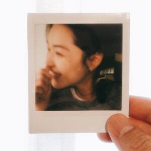 Blue Lan Instagram - 幾年前啊，我在工作上認識了一個女導演，後來這個導演很照顧我，有機會就會努力推我，知道我需要新婚紅包也想辦法給我弄了一個案子（雖然90天後才能領款），又因為這個拍攝認識了兩個很可愛很疼我的造型姊姊，其實演員跟導演、選角、工作人員對我來說是很微妙的關係，走近了人家以為妳是為了巴結，疏離了又擔心自己不禮貌或者感謝仰慕的心情沒有辦法傳達到，也有些工作拍攝的時間很短暫，社交技能不足，我真的沒有辦法好好認識每一個人，但是其實，有選上沒選上，都想跟找我試鏡、給我機會、在工作上、在片場裡照顧我的每一個你說一聲謝謝，你們可能不一定會看見這篇文，或者已經忘記讓我感動的小舉動，不過還是希望能量和愛有好好的傳遞到你們身邊，帶給你們美好的一天。

#演員
#買賣不成仁義在