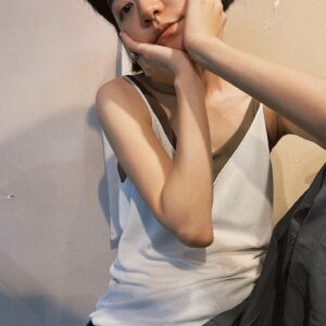 Blue Lan Instagram - 上個禮拜帶著珍珠耳環和絲巾回家，耳環給了媽媽，絲巾給了阿嬤，我記得媽媽的氣質很適合珍珠，膚色適合金色飾品，所以選擇了一個金色圓圈掛著一顆珍珠的簡約耳飾，適合打扮簡約樸素的她。阿嬤80幾歲了，但還是會騎機車，也會隨著子孫出門玩，我記得愛漂亮的她都會綁著一條小小的絲巾在脖子上，所以我挑了一條有玫瑰圖樣一面是灰藍色調，一面是灰紫色調的55x55公分的絲巾給她。這個週末我南下來到婆家，她因為工作性質沒有戴飾品的習慣，我帶了一箱莓果康普茶給長期勞累身體欠佳的她。

我身邊的這幾個女人，都不是貴婦命，但都對不容易的人生努力投以笑容。祝所有認真生活的女力母親節快樂。

💐