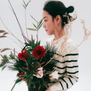 Blue Lan Instagram - 今年體會到小時候看著大人在過年前忙東忙西清這個清那個因為很忙情緒很煩的那種狀態

點心材料得在年前叫好因為年後大漲價
衣服得在年前折好不然不夠帶回家
垃圾廚餘回收得在年前全部清掉不然人不在家放過年就準備迎接小強了
馬桶得在年前刷洗乾淨因為期間貓保姆清貓砂時需要開馬桶蓋倒黃金
靴靴生食得在年前分切裝好一袋袋讓貓保姆能夠順利餵食
將貓保姆可能會需要的各區域拍照上註記讓她照護時能順利

在難以細數的忙碌行程下想到
迢迢路程下鄉過年前竟然還被安排了一個插花體驗活動著實除了煩躁沒有別的心思
然而當挽起衣袖雙手碰到木材花材的時候
主婦就成為了女人
心思專注了起來
時間也靜了下來

謝謝命運賞我一小段愛自己的時間