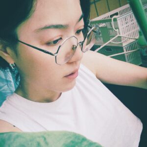 Blue Lan Instagram - 我種過九層塔、迷迭香、甜菊、薄荷、百里香、羅勒、辣椒、黃金葛、常春藤、兔腳蕨、文竹、龜背芋，種植物的過程和結果會讓我感到挫敗、驚喜、困惑、緊張、快樂；學習到觀察、感受、堅持、耐心與放下。

我會忘記當下是烈日當頭還是夜闌人靜，愣愣的盯著土，然後再看著葉子，看完老葉，又接著看嫩芽，直到我覺得，你們到底要說什麼我聽不懂！或是我想我這次應該有聽懂！才甘願離開我的植物。

我覺得，要跟一個生命好好相處，相處到能夠開花結果開枝散葉，沒有別的捷徑，就是瞭解它，每一個階段的它。

#植物 #plants