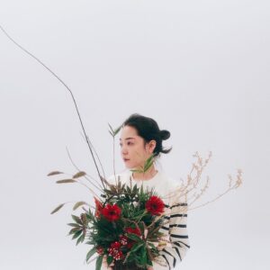 Blue Lan Instagram - 今年體會到小時候看著大人在過年前忙東忙西清這個清那個因為很忙情緒很煩的那種狀態

點心材料得在年前叫好因為年後大漲價
衣服得在年前折好不然不夠帶回家
垃圾廚餘回收得在年前全部清掉不然人不在家放過年就準備迎接小強了
馬桶得在年前刷洗乾淨因為期間貓保姆清貓砂時需要開馬桶蓋倒黃金
靴靴生食得在年前分切裝好一袋袋讓貓保姆能夠順利餵食
將貓保姆可能會需要的各區域拍照上註記讓她照護時能順利

在難以細數的忙碌行程下想到
迢迢路程下鄉過年前竟然還被安排了一個插花體驗活動著實除了煩躁沒有別的心思
然而當挽起衣袖雙手碰到木材花材的時候
主婦就成為了女人
心思專注了起來
時間也靜了下來

謝謝命運賞我一小段愛自己的時間