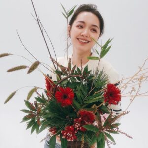 Blue Lan Instagram - 今年體會到小時候看著大人在過年前忙東忙西清這個清那個因為很忙情緒很煩的那種狀態

點心材料得在年前叫好因為年後大漲價
衣服得在年前折好不然不夠帶回家
垃圾廚餘回收得在年前全部清掉不然人不在家放過年就準備迎接小強了
馬桶得在年前刷洗乾淨因為期間貓保姆清貓砂時需要開馬桶蓋倒黃金
靴靴生食得在年前分切裝好一袋袋讓貓保姆能夠順利餵食
將貓保姆可能會需要的各區域拍照上註記讓她照護時能順利

在難以細數的忙碌行程下想到
迢迢路程下鄉過年前竟然還被安排了一個插花體驗活動著實除了煩躁沒有別的心思
然而當挽起衣袖雙手碰到木材花材的時候
主婦就成為了女人
心思專注了起來
時間也靜了下來

謝謝命運賞我一小段愛自己的時間