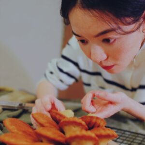 Blue Lan Instagram - 之前我曾經想要賣食物
過程跟一些圈內人聊天
聽到不同的聲音
其中有一個人說
「你是女藝人，賣吃的你手會變粗，在廚房洗那些碗啊盆啊煮那些東西啊，整個人看起來狀態就會很狼狽喔，時間一久那個光彩都沒有了，你應該去上一些課啊、畫畫啊、跳舞啊什麼的等機會來啊」

可是我是演員，不是花瓶
還有我是人，不只是演員
而且我需要賺錢，因為我是人
