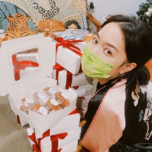 Blue Lan Instagram - 1/20

沒有演戲的日子想找點事做
身體不能吃小麥
所以在2021年3月開始了無麩質烘焙的自學之路
到現在也快滿一年了
確定好吃品質穩定之後就會開單販售與人分享
賺點小錢也捐點小錢
因為流程還不夠優化時薪好幾度低到只有64元
還是要努力的紀錄下每一次可以更好的流程細節

趁著2022過新年
推出了30盒無麩青檸蜜香瑪德蓮的年節禮盒
以往我都給自己一個月的時間想包裝、比價找材料
這次只有3天
1/7確定要做、確認到1/24以前能做的數量、規劃包裝、計算食材成本定價
1/8開放訂購、一天內確定完售、上各通路買包裝食材等等讓人完全睡不著的節奏

我需要緞帶
而我只有一天週末其中的3小時可以買緞帶
先到台北後火車站
我要的店沒有開
網路上也寫著缺貨
估計即使店有開我想要的顏色也沒有了
話說包材店禮拜六日不開是什麼意思啦(٭°̧̧̧ω°̧̧̧٭)
趕緊轉移陣地到布材大本營永樂商圈
很幸運的逛了幾家後在迪化街的台富找到與紅豆食府同色系的紅豆色緞帶
顏色相當有水準又高雅
希望收禮或送禮的人都能覺得大器不俗

在今天1/20終於出完了全部（幾乎啦ƪ(•̃͡ε•̃͡)∫ʃ
30盒年節禮盒外加3盒常規
總共405顆十天製作完畢

靠我的雙手摘來的果實很甜美
每一個說太好吃了狂吃甚至來詢問之前出過的巴斯克蛋糕什麼時候可以再出的回饋很滿足

When the going gets tough, the tough get going.

沒有人選擇我的時候
我選擇我自己

@bluehomemade 
#孜孜手作 
#孜孜無麩烘焙
#還是請快找我演戲謝謝(๑•́ ₃ •̀๑)