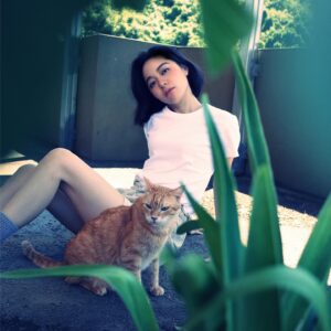 Blue Lan Instagram - 這次跟「二拾衫 x ARTT台灣動物緊急救援小組」合作，將家中二手衣物整理，藉由二拾衫的推廣賣出後我個人收益部分全數捐出給ARTT，我平時是喜歡買賣二手商品的人，這次能夠參與動物關懷和二手買賣結合的活動，覺得很有意義，也感謝我還沒有被世界遺忘ヾ(๑⃙⃘´ꇴ｀๑⃙⃘)ﾉ

雖然說，聰明可愛又善解人意的貓都是所謂的別人家的貓，但我一直很感謝地球有動物，化解了人類的戾氣，轉化了我們的苦悶，帶我們看見不同的生命軌跡。有能力的時候我會捐點錢給流浪動物，感謝有人在幫我們關懷牠們，感謝牠們與我們共存，感謝這些生命陪我們長久（你能夠想像貓狗絕種嗎其實細思極恐，比起牠們需要我們，我們可能更需要牠們）

至於二拾衫希望我丟出的一些環保口號，哎呀你們都是大人了，自己看著辦！我只能分享我的發現：環保她有一個很神奇的法則，那就是當我們特別愛自己的時候自然就會發生了，不需要多麼冠冕堂皇也沒有多麼了不起或做作。
像我，因為不想要生病所以不用免洗餐具
/因為不想要脹氣便秘所以多菜少肉
/因為想要有好身材所以戶外活動多於逛街購物
/因為不想要倒垃圾所以盡量內用自備袋子少喝飲料（超容易有小黑蟲）
/因為不想要折那麼多衣服所以少買一點衣服
/因為想要省錢所以搜搜二手好貨

當開始嘗試讓自己活得有一點點不同，改變就會發生，不用想著為別人為環境，為自己就很足夠。

我這次捐贈了兩件完全沒有穿過的衣服，我知道這樣反而比較難賣（嗯？），一件材質很舒適的洋裝有一點污漬不明顯不確定乾洗是否能洗掉，以及正時髦灰色落地西裝褲，兩件尺寸皆適合瘦妹子，不嫌棄的藍朋友可以到二拾衫的衣櫥搜尋「藍丞晞私服」；12/31以前結帳時輸入「blue23」訂單滿599元折100（不一定要買我的衣服）➡️ https://bit.ly/3rCABzH

有處理衣物需求的朋友也可以與二拾衫聯絡，每月皆有開放。

公益合作 x 
@23twentythree_tw 
@artt.savedogs 

#二拾衫
#永續時尚
#二手衣
#妳的過季她的流行
#循環時尚