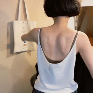 Blue Lan Instagram - 上個禮拜帶著珍珠耳環和絲巾回家，耳環給了媽媽，絲巾給了阿嬤，我記得媽媽的氣質很適合珍珠，膚色適合金色飾品，所以選擇了一個金色圓圈掛著一顆珍珠的簡約耳飾，適合打扮簡約樸素的她。阿嬤80幾歲了，但還是會騎機車，也會隨著子孫出門玩，我記得愛漂亮的她都會綁著一條小小的絲巾在脖子上，所以我挑了一條有玫瑰圖樣一面是灰藍色調，一面是灰紫色調的55x55公分的絲巾給她。這個週末我南下來到婆家，她因為工作性質沒有戴飾品的習慣，我帶了一箱莓果康普茶給長期勞累身體欠佳的她。

我身邊的這幾個女人，都不是貴婦命，但都對不容易的人生努力投以笑容。祝所有認真生活的女力母親節快樂。

💐