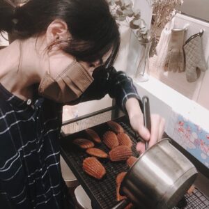 Blue Lan Instagram - 11/25

昨天11/24是拍攝的第二天
這部片我大致就客串3到4天而已
10/17第一天拍攝中途
導演與工作人員暫時放下手邊拍攝工作來到場地中央
劇組說著
「這是飾演OOO的藍藍，藍甯彤，謝謝加入我們劇組，歡迎！」

這對沒能從頭參與到尾卻要馬上進入狀況的演員來說
是一個能緩解與劇組疏離感、緊張感
對我來說非常重要的儀式
但是會這樣做的組其實很少
我不知道是誰有這麼一顆良善的心在這個組別實施並展現
但這份暖流讓我也好想為這個緣分短暫的拍攝做點什麼

在點心出貨同時加拍攝的這個禮拜
連續兩天烤到半夜12點
額外騰出20個小時做的70顆手作無麩瑪德蓮
獻給親愛的 #人選之人造浪者 

謝謝你們
