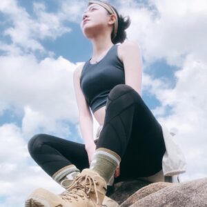 Blue Lan Instagram - 4/5
金面山登山口在內湖區環山路一段136巷底，海拔258公尺，因其中的安山砂岩含有石英，經太陽照射會閃閃發光，故稱金面山。簡易路線是到剪刀石山後回程，腳程快一點20分鐘可到達。久聞金面山有大岩壁，懼高的我一直不敢挑戰，但是想到明年想要安排的雪山行，這岩壁得拿下，一旁有粗壯的繩索讓不是羚羊屬性的登山者方便攀爬，像我一樣對繩索強烈依賴的還是建議備手套避免刮傷，小廢藍整路掛在繩索上不敢挺起身子，沿途禮讓了很多山者先行，小朋友也一點面子不給的超我車，最後大概花了一小時到達了剪刀石山，你說我怎麼沒有在剪刀石山那個凸出來下面就是懸涯的石頭拍網美照？要你管我才不要上去(´°̥̥̥̥̥̥̥̥ω°̥̥̥̥̥̥̥̥｀)

現在的日常，重訓持續著，也安排了陽明山分段縱走和大縱走的訓練，下一次再挑戰金面山，就是走回士林的時候，到時候要挺起胸膛站起來！

第一個登山包 @amouter #hanchor 
唯一雙登山鞋 #lowa 
水壺 #kinto

#金面山 #爬山 #大岩壁 #剪刀石山 #climbing #hiking