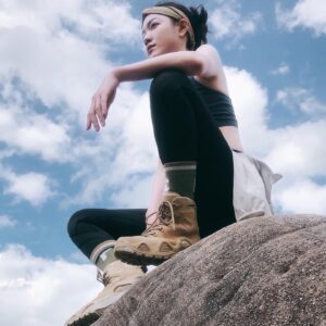Blue Lan Instagram - 4/5
金面山登山口在內湖區環山路一段136巷底，海拔258公尺，因其中的安山砂岩含有石英，經太陽照射會閃閃發光，故稱金面山。簡易路線是到剪刀石山後回程，腳程快一點20分鐘可到達。久聞金面山有大岩壁，懼高的我一直不敢挑戰，但是想到明年想要安排的雪山行，這岩壁得拿下，一旁有粗壯的繩索讓不是羚羊屬性的登山者方便攀爬，像我一樣對繩索強烈依賴的還是建議備手套避免刮傷，小廢藍整路掛在繩索上不敢挺起身子，沿途禮讓了很多山者先行，小朋友也一點面子不給的超我車，最後大概花了一小時到達了剪刀石山，你說我怎麼沒有在剪刀石山那個凸出來下面就是懸涯的石頭拍網美照？要你管我才不要上去(´°̥̥̥̥̥̥̥̥ω°̥̥̥̥̥̥̥̥｀)

現在的日常，重訓持續著，也安排了陽明山分段縱走和大縱走的訓練，下一次再挑戰金面山，就是走回士林的時候，到時候要挺起胸膛站起來！

第一個登山包 @amouter #hanchor 
唯一雙登山鞋 #lowa 
水壺 #kinto

#金面山 #爬山 #大岩壁 #剪刀石山 #climbing #hiking