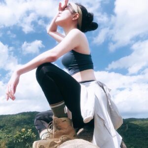 Blue Lan Instagram - 4/5
金面山登山口在內湖區環山路一段136巷底，海拔258公尺，因其中的安山砂岩含有石英，經太陽照射會閃閃發光，故稱金面山。簡易路線是到剪刀石山後回程，腳程快一點20分鐘可到達。久聞金面山有大岩壁，懼高的我一直不敢挑戰，但是想到明年想要安排的雪山行，這岩壁得拿下，一旁有粗壯的繩索讓不是羚羊屬性的登山者方便攀爬，像我一樣對繩索強烈依賴的還是建議備手套避免刮傷，小廢藍整路掛在繩索上不敢挺起身子，沿途禮讓了很多山者先行，小朋友也一點面子不給的超我車，最後大概花了一小時到達了剪刀石山，你說我怎麼沒有在剪刀石山那個凸出來下面就是懸涯的石頭拍網美照？要你管我才不要上去(´°̥̥̥̥̥̥̥̥ω°̥̥̥̥̥̥̥̥｀)

現在的日常，重訓持續著，也安排了陽明山分段縱走和大縱走的訓練，下一次再挑戰金面山，就是走回士林的時候，到時候要挺起胸膛站起來！

第一個登山包 @amouter #hanchor 
唯一雙登山鞋 #lowa 
水壺 #kinto

#金面山 #爬山 #大岩壁 #剪刀石山 #climbing #hiking