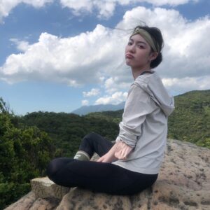 Blue Lan Instagram - 4/5
金面山登山口在內湖區環山路一段136巷底，海拔258公尺，因其中的安山砂岩含有石英，經太陽照射會閃閃發光，故稱金面山。簡易路線是到剪刀石山後回程，腳程快一點20分鐘可到達。久聞金面山有大岩壁，懼高的我一直不敢挑戰，但是想到明年想要安排的雪山行，這岩壁得拿下，一旁有粗壯的繩索讓不是羚羊屬性的登山者方便攀爬，像我一樣對繩索強烈依賴的還是建議備手套避免刮傷，小廢藍整路掛在繩索上不敢挺起身子，沿途禮讓了很多山者先行，小朋友也一點面子不給的超我車，最後大概花了一小時到達了剪刀石山，你說我怎麼沒有在剪刀石山那個凸出來下面就是懸涯的石頭拍網美照？要你管我才不要上去(´°̥̥̥̥̥̥̥̥ω°̥̥̥̥̥̥̥̥｀)

現在的日常，重訓持續著，也安排了陽明山分段縱走和大縱走的訓練，下一次再挑戰金面山，就是走回士林的時候，到時候要挺起胸膛站起來！

第一個登山包 @amouter #hanchor 
唯一雙登山鞋 #lowa 
水壺 #kinto

#金面山 #爬山 #大岩壁 #剪刀石山 #climbing #hiking