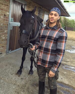 Bluey Robinson Instagram - Ever see a South Londoner on a horse? Been making some new friends lately. Never appreciated how majestic these animals were before. #Blueydakid 🐎