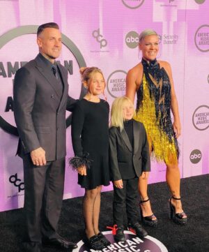 Bob Mackie Instagram - @pink pictured wearing an archive Bob Mackie gown on the @amas red carpet. The ‘Earthquake dress’ is from his 1987 California collection and is made using jet sequins and citron bugle bead fringe.

Bob says; “This is the perfect dress for Pink as a performer and for the AMA's red carpet tonight!” #mackiemagic