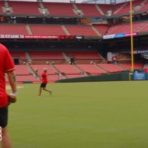 Bobby Bones Instagram - @stubby.clapp put us to work in the @cardinals outfield on the latest episode of #TooMuchAccess! We’ll blame Eddie’s performance on his broken foot 🦶🏼