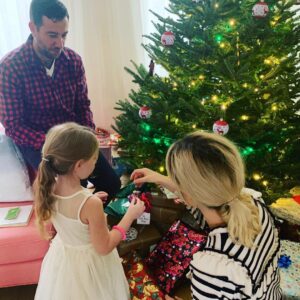Bobby Cannavale Instagram - Family. Grateful. Happy Holidays. 🎄❤️