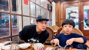 Bobby Dou Instagram - 今天是個好天
從早餐開始
一切都很美好
除了
我不知道為什麼
文字消失了？？？
但
也沒關係
說說笑笑開心的過了一天
❤️❤️❤️
#小竇家 
#野獸派教養 
#陽光燦爛的12月
#有個愛拍照的媽媽真好
@iamwei2