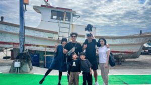Bobby Dou Instagram - 一個花東一條線的旅程
一起玩耍
一起遛小孩
有人放電
有人充電
輕輕鬆鬆
沒有眉角的小日子
真實且舒服
充實也快樂
迎接新年的節奏
謝謝長輩們的疼愛

#2024 
#龍歡喜 
#口袋名單get✔️ 
#野獸派教養