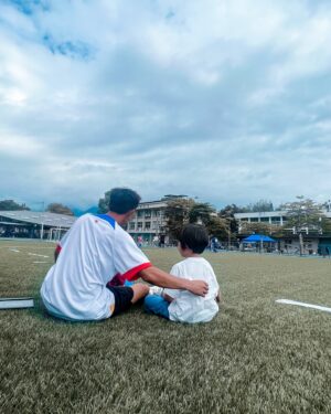 Bobby Dou Instagram - 基本上
本人會的運動不算少
但殊不知
老天永遠有他的安排
從兩個小傢伙長大的過程中
我慢慢的
把我會的運動
一個一個介紹給他們
因為我們家就是那種
不管做什麼事情
都要一家人在一起
然後
也不知道怎麼搞的
他們怎麼認識「足球」這個運動的
我真的覺得納悶
而且
他們愛踢足球居然愛到會提早安排功課
把該做的事做完
然後說要去踢球
就憑這點
我豈有不支持他們的道理
既然他們有這樣的精神與想法
那就出發吧
直接衝去花蓮太陽體育用品
買足所有裝備
然後我本人就一直看影片學習
把一個我完全不會的運動一點一滴的累積起來
為了就是
要一家人一起做一件事
一起玩耍一起快樂一起學習
❤️❤️❤️

#小竇家
#野獸派教養 
#足球
#兒童運動課
#兒童運動啟發
#一起做好一件事的感覺真棒
@iamwei2