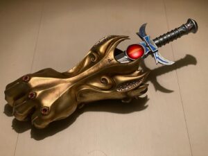Bobby Moynihan Instagram - Thanks to @jason_todd_parnell for this beautiful gift. PLEASE check out his stuff. It’s insanely well made. 

⛈️🐱

While you are at it, Check out LIGHTNINGWOLVES on YouTube!

⚡️🐺