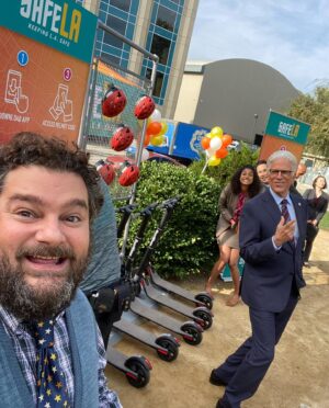 Bobby Moynihan Instagram - 🌴Tonight! The SERIES finale of Mr. Mayor! @nbc SPOILER ALERT: EVERYONE DIES!!! 🌴