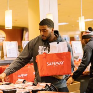 Bobby Wagner Instagram - I want to thank @safeway for their recent partnership. With Safeway’s support I was able to continue my mission to help those in need, by packing and delivering meals to the @LIHIhousing encampment sites to ensure no-one goes without a meal.‬