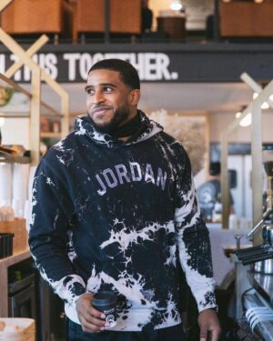 Bobby Wagner Instagram - Making excellence a reality with my #JumpMan family ! Stay winning, Inglewood

@jumpman23 x @findyourhilltop x @platinumcuts.barbershop